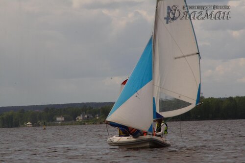 Яхта Вильсон на фоне берега